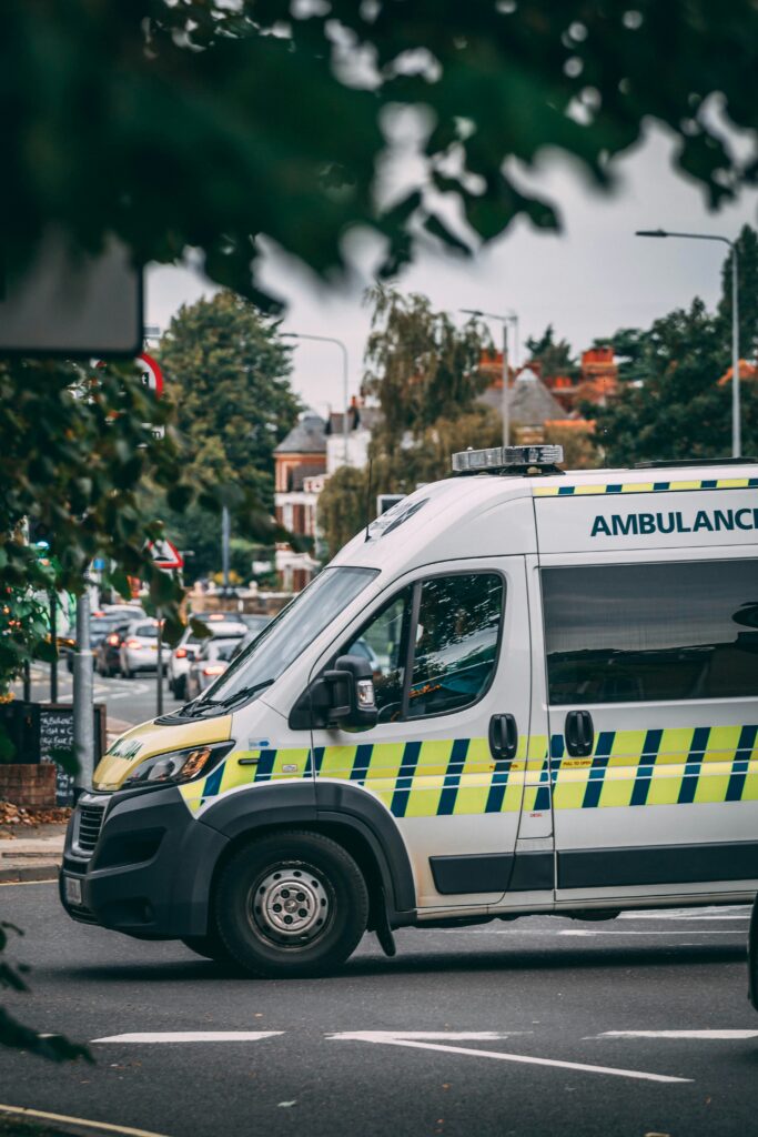 ambulance en circulation pour transport de patient vers hôpital en seine saint denis