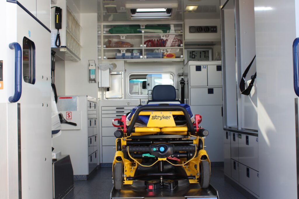 Photo de l‘intérieur d’une ambulance équipée d’un brancard et de matériel médical